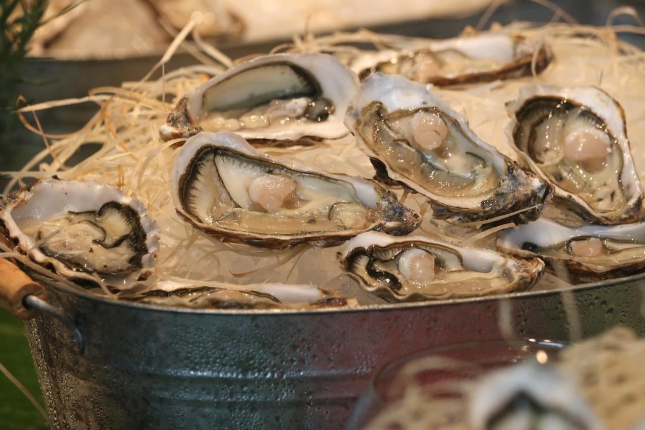 Chatrium Grand Бангкок Экстерьер фото Oysters on ice