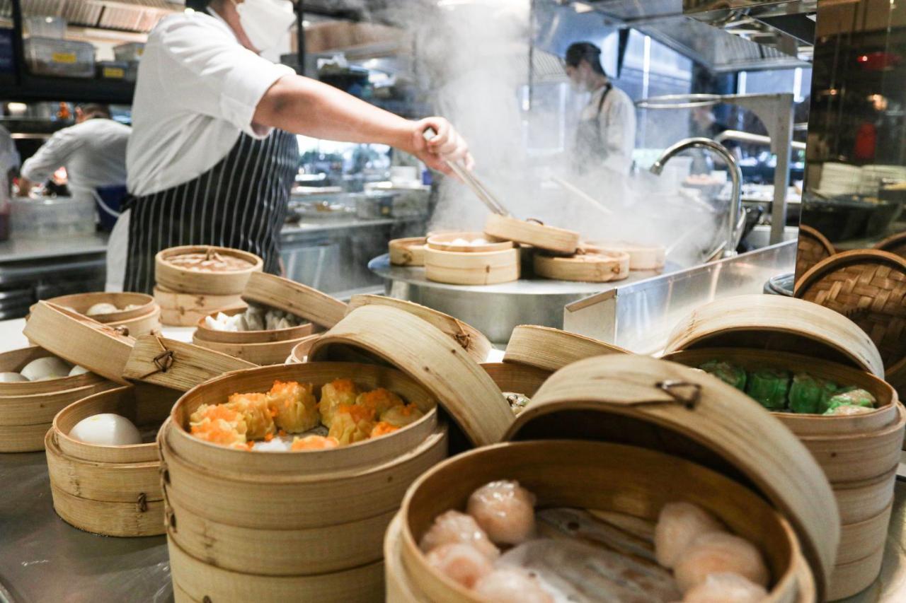 Chatrium Grand Бангкок Экстерьер фото Dim sum being prepared in a restaurant