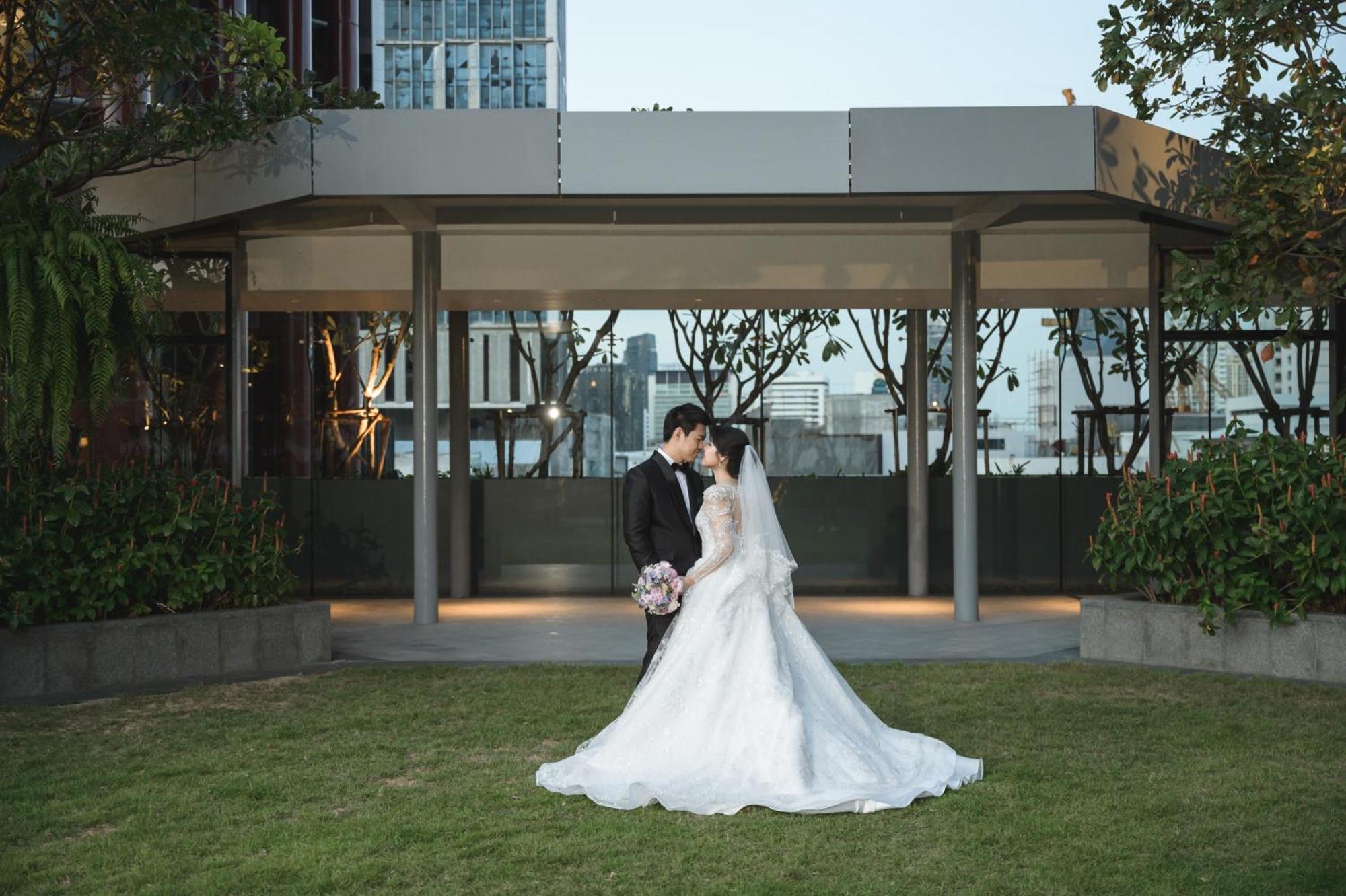 Chatrium Grand Бангкок Экстерьер фото A Thai couple in wedding attire